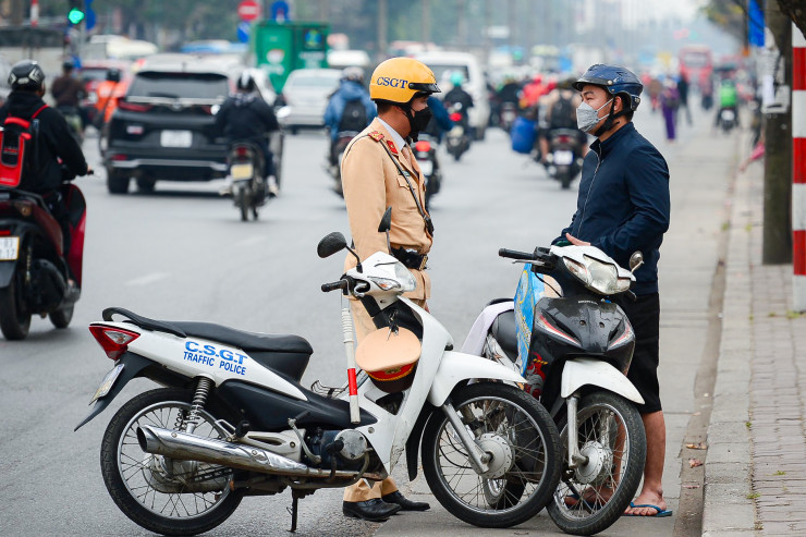 Trước thực trạng trên, tổ công tác thuộc Đội CSGT số 14 (Phòng CSGT - Công an TP Hà Nội) tăng cường lập chốt kiểm tra, xử phạt các trường hợp vi phạm luật giao thông trên đường Giải Phóng. Theo khoản 5, Điều 6 Nghị định 100 quy định xử phạt hành chính trong lĩnh vực giao thông đường bộ, đường sắt, người điều khiển xe máy đi ngược chiều sẽ bị xử phạt 1 - 2 triệu đồng. Ngoài ra, người vi phạm sẽ bị tước quyền sử dụng giấy phép lái xe từ 1 - 3 tháng đối với lỗi vi phạm đi ngược chiều. Tài xế sẽ bị tước quyền sử dụng giấy phép lái xe từ 2 - 4 tháng khi đi ngược chiều gây ra tai nạn.