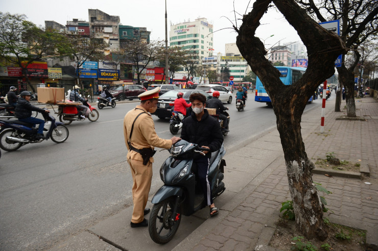 Do ý thức người dân rất kém nên ngay sau khi vắng bóng lực lượng chức năng, tình trạng xe máy cắt mặt phương tiện đi ngược chiều tại khu vực này tiếp tục diễn ra. Trong thời gian tới, đơn vị sẽ tiếp tục duy trì kiểm tra xử lý ở các điểm "nóng" phổ biến tình trạng người dân đi ngược chiều để kiểm tra, xử lý, một cán bộ đội CSGT số 14 thông tin.