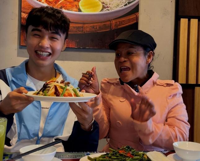 Mai Quang Khánh cùng chị Tịnh Mỹ trong một bữa ăn vui vẻ. Ảnh: NVCC