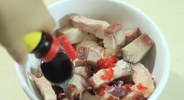 Món ngon cuối tuần: Cách làm thịt quay kho dưa chua ngon lạ miệng - 1
