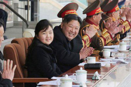 Nhà lãnh đạo Triều Tiên dẫn con gái đi xem bóng đá