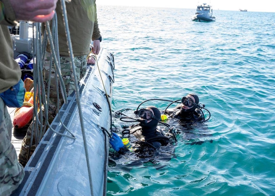 Thợ lặn Mỹ vớt mảnh vỡ khí cầu Trung Quốc (ảnh: Reuters)