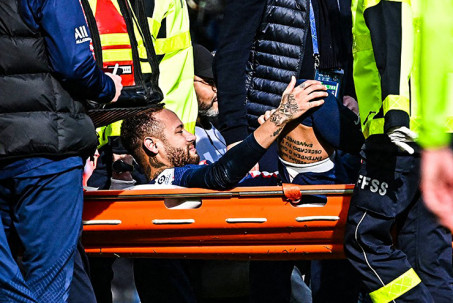 Neymar bị lật cổ chân rời sân bằng cáng, nguy cơ lỡ đại chiến Bayern