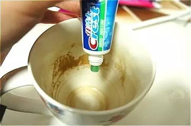 Vết bẩn trong cốc: Nếu thấy cốc ố vàng, không thể chùi ra, bạn chỉ cần cho một ít kem đánh răng vào lòng cốc và chà liên tục. Các hạt nhỏ trong kem đánh răng sẽ giúp loại bỏ hoàn toàn vết bẩn.
