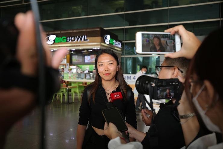 Huỳnh Như về nước trong sự chào đón của báo giới và người hâm mộ