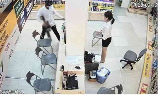 &nbsp;Hình ảnh tên cướp tại cửa hàng Thế giới di động.