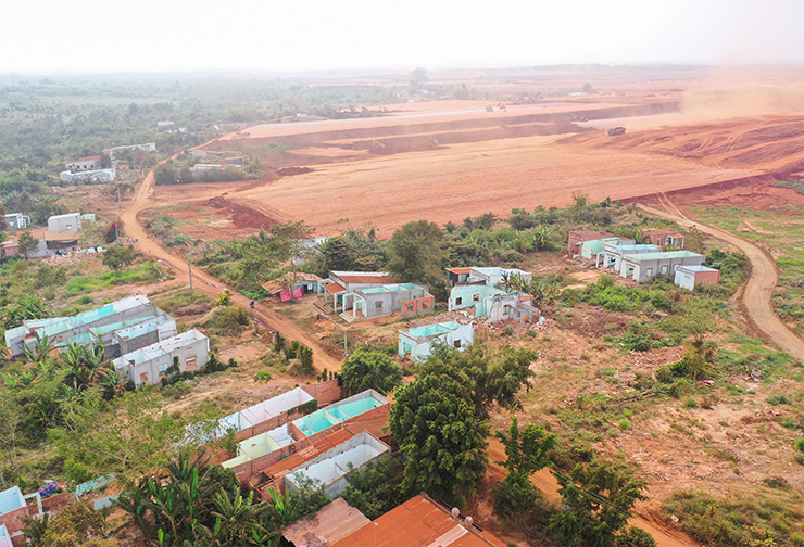 Hiện tại, trong khu vực đang thi công của dự án vẫn còn hàng chục hộ dân chưa di dời, những căn nhà đã được tháo dỡ mái, không còn người dân sinh sống.
