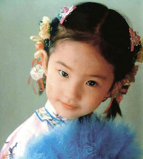 Từ nhỏ Lưu Diệc Phi đã có gương mặt khả ái, xinh đẹp.