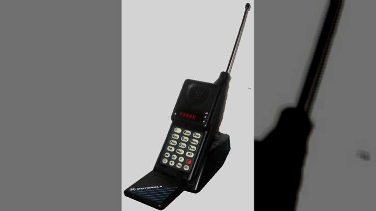MicroTAC là một dòng điện thoại di động được sản xuất bởi công ty Motorola (Mỹ) với sản phẩm đầu tiên được bán trên thị trường là model 9800X và ra mắt công chúng vào ngày 25/4/1989. Trên eBay, điện thoại này được rao bán với giá gần 5 triệu đồng.
