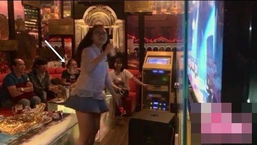 Phương Mỹ Chi, Nhã Phương mặc váy ngắn đi hát karaoke, gia đình phản ứng bất ngờ - 6