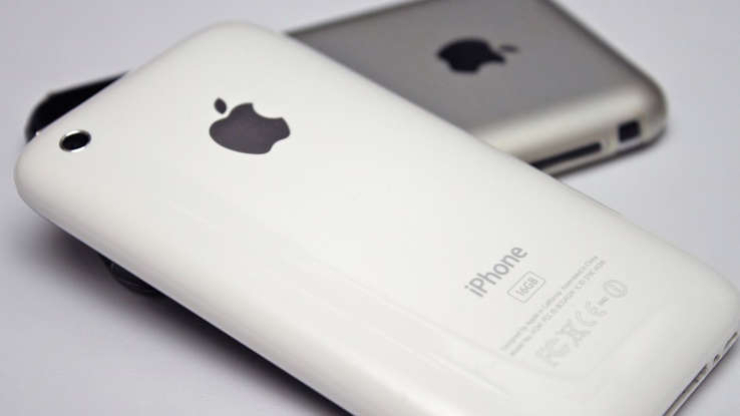 iPhone 3G (trong hình, màu trắng) là smartphone do Apple sản xuất và là thế hệ thứ hai của iPhone. Đó là sản phẩm kế thừa của iPhone EDGE (trong hình, màu xám) và là tiền thân của iPhone 3GS. Sản phẩm được giới thiệu vào ngày 9/6/2008 tại hội nghị WWDC 2008 ở San Francisco. Điện thoại này khi còn mới nguyên hộp có thể được rao bán trên eBay với giá gần 25 triệu đồng.
