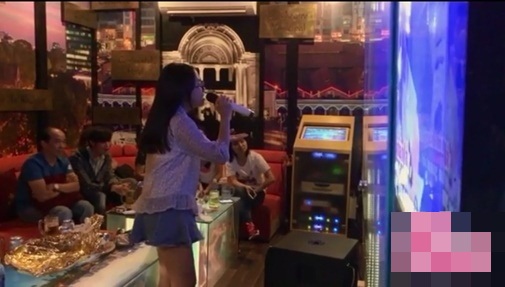 Phương Mỹ Chi hát karaoke say sưa cùng gia đình