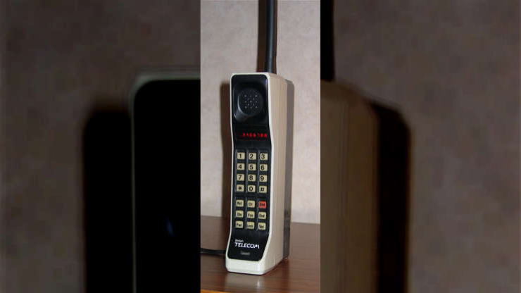 DynaTAC cũng là một dòng điện thoại di động được sản xuất bởi Motorola từ năm 1983 đến năm 1994. Đối với Motorola DynaTAC 8000X, tùy thuộc vào điều kiện mà sản phẩm có giá vài triệu đồng đến hàng chục triệu đồng.
