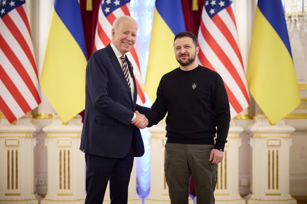 Ông Biden tại dinh tổng thống Ukraine (ảnh: CNN)