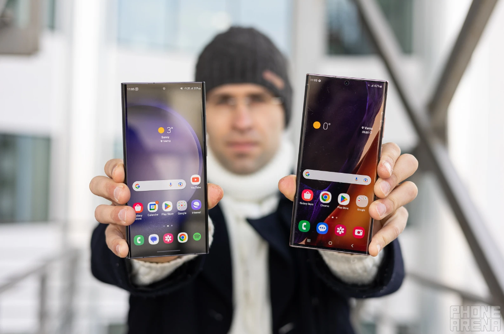 Galaxy S23 Ultra (trái) và Galaxy Note 20 Ultra (phải).