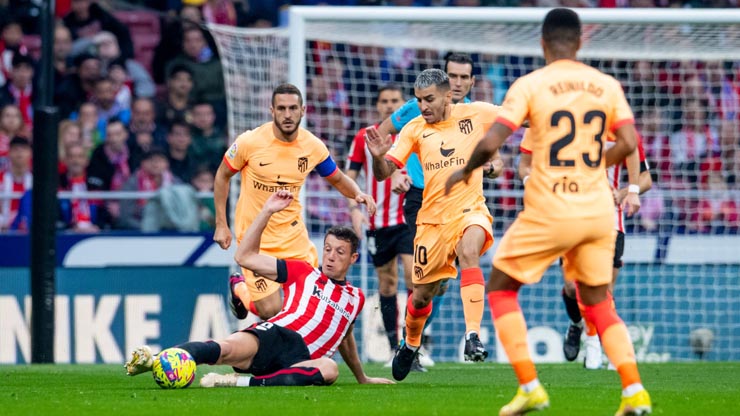 Atletico Madrid (áo vàng cam) giành chiến thắng quan trọng