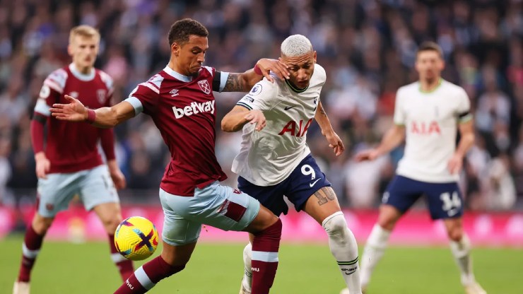 Tottenham (áo trắng) gặp nhiều khó khăn trước West Ham