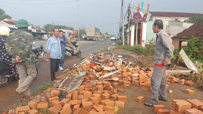 Có 2 phụ nữ đang đứng bốc gạch trên chiếc xe tải thì bị xe khách đâm bị thương