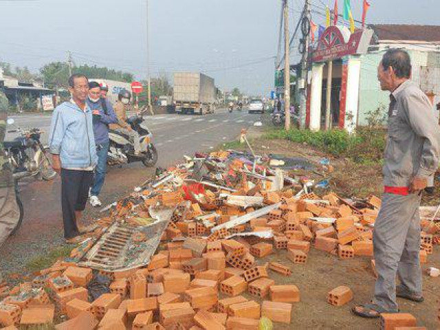 Tai nạn 16 người thương vong ở Quảng Nam: 2 phụ nữ đứng bốc gạch may mắn thoát chết