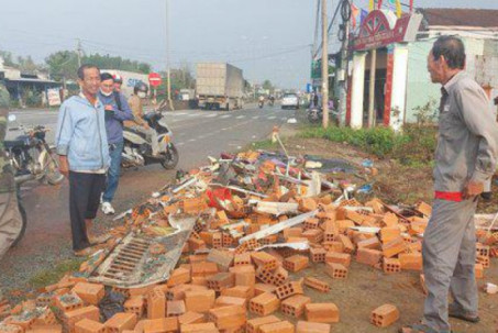 Tai nạn 16 người thương vong ở Quảng Nam: 2 phụ nữ đứng bốc gạch may mắn thoát chết