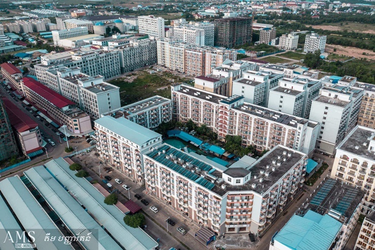 Trước đây, Bavet vốn là một ngôi làng dân cư thưa thớt, một vùng đồng bằng nhiều cỏ cây và động vật hoang dã nhưng hiện nay đã thay đổi.
