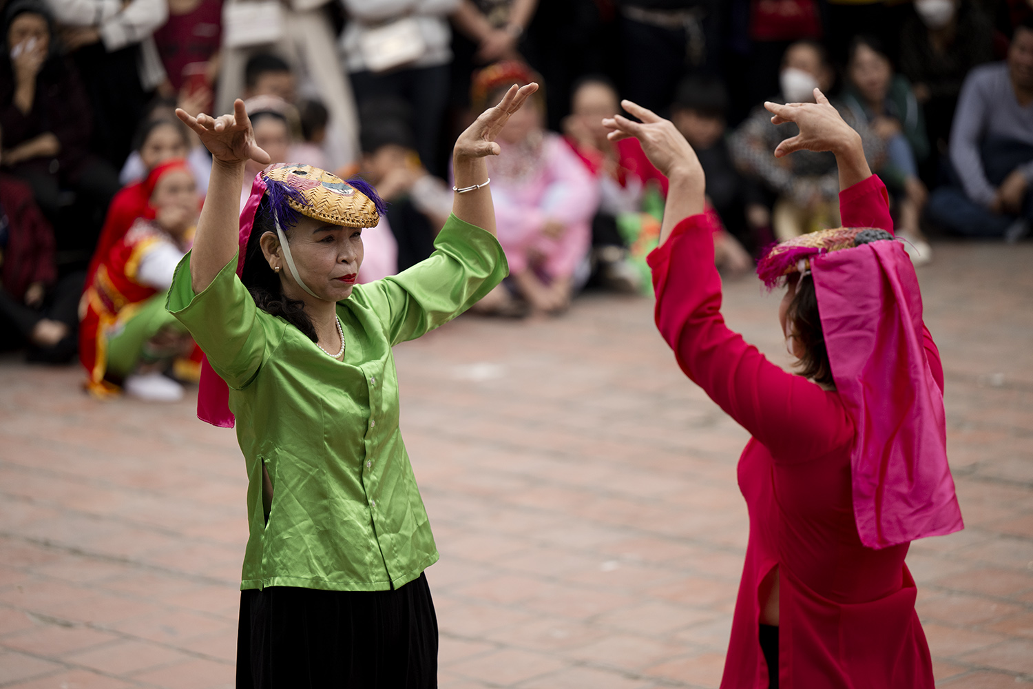 Múa tích cởi "Vú mo"