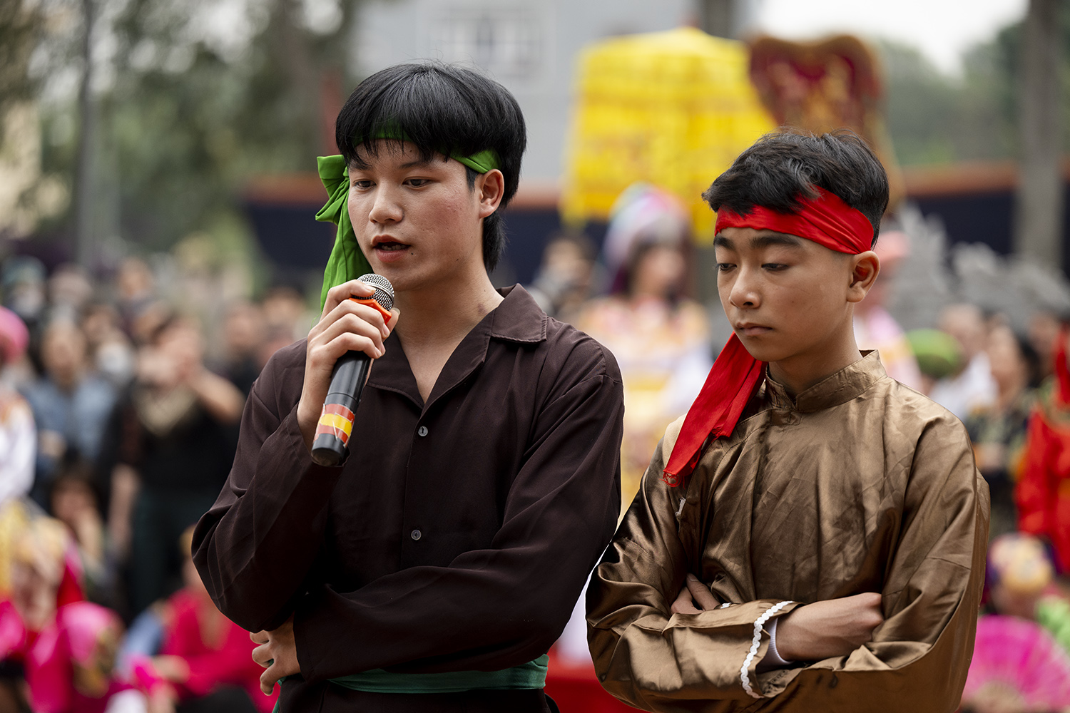 Mở đầu cho Lễ hội kén rể phải thi văn chương đầu tiên. Hai “thí sinh” phải phê bình nhau, chỉ ra khuyết điểm của đối phương bằng vè cổ.