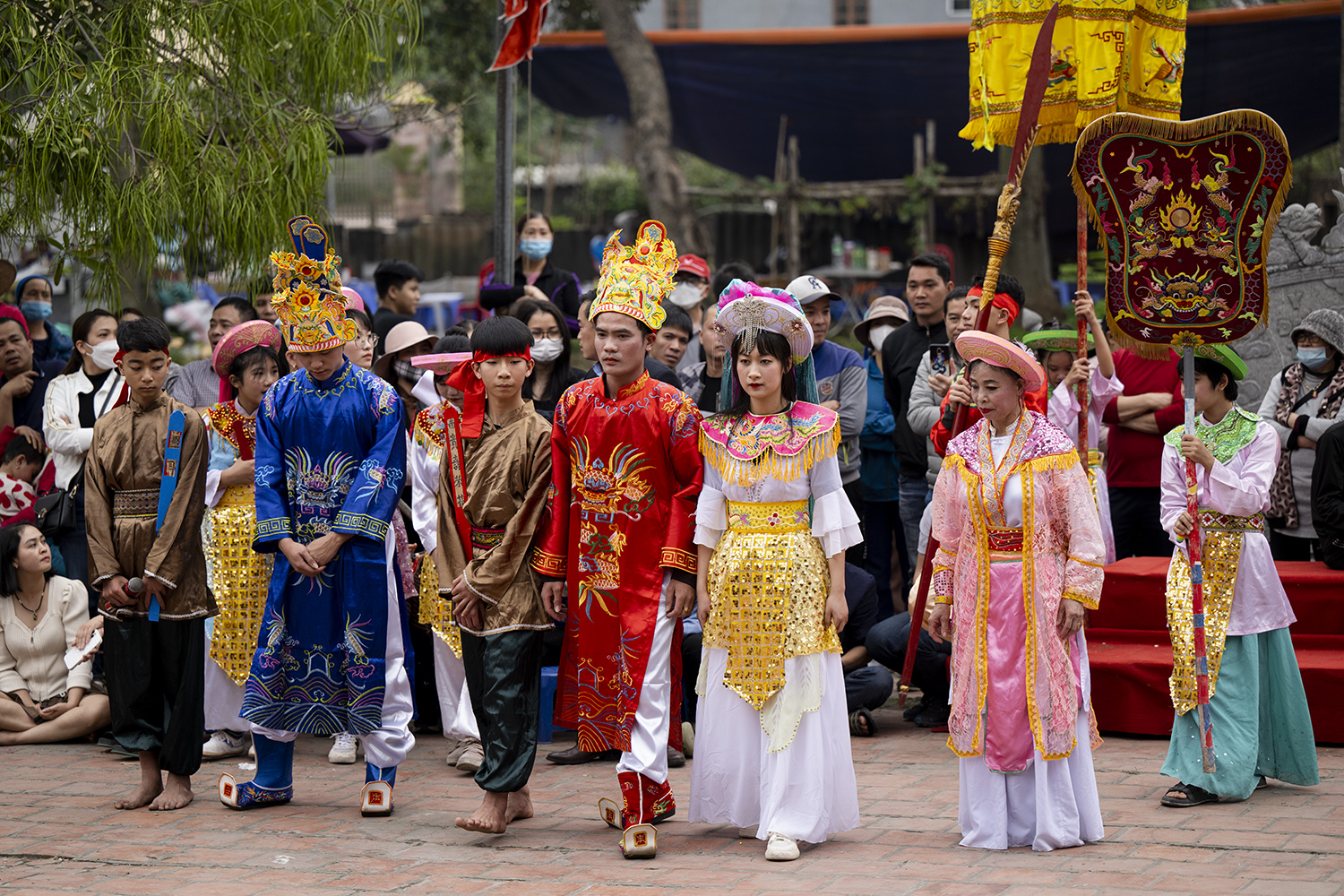 Đôi phu thê ra mắt bà con chòm xóm.