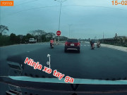 Xe máy - Xe đạp - Clip: &quot;Ninja Lead&quot; hồn nhiên rẽ ngược chiều đi thẳng vào chốt CSGT