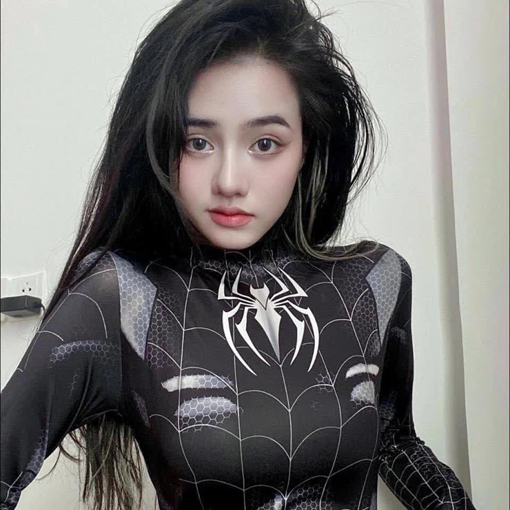 Linh Chi quyến rũ trong màn cosplay người nhện đen.