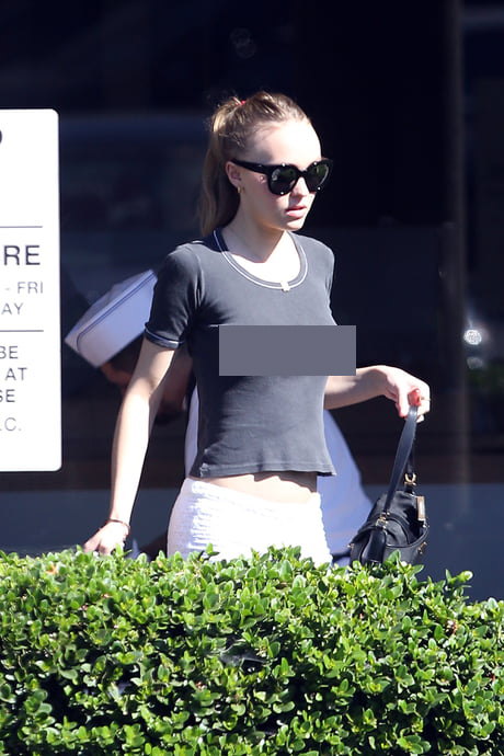Con gái Johnny Depp, Madonna có style dị, diễn thời trang phản cảm - 4