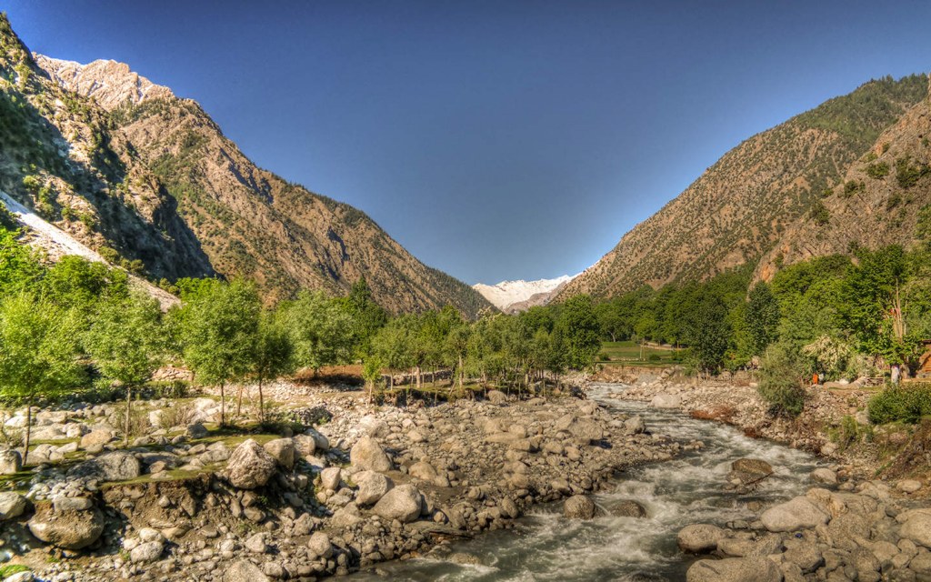 Thung lũng Kalash nằm ở&nbsp;Khyber Pakhtunkhwa, Pakistan. Yếu tố tự nhiên thuận lợi cũng góp phần nuôi dưỡng vẻ đẹp của các cô gái&nbsp;Kalash.