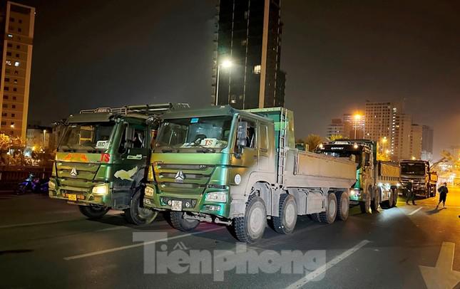 Ông Trần Việt Hưng, đại diện Cty TNHH Giao thông vận tải - đơn vị thực hiện dự án kiểm định cầu Nhật Tân - trực tiếp chỉ huy công việc tại cầu Nhật Tân những ngày qua cho biết, do là cây cầu đang có mật độ giao thông đi lại lớn nên lần thử tải này, ngoài kiểm định an toàn các hạng mục đơn vị thực hiện đã sử dụng khoảng trên dưới 10 xe tải loại tải trọng lớn để thử tải độ võng mặt cầu, độ chịu lực nhịp, dầm cầu.