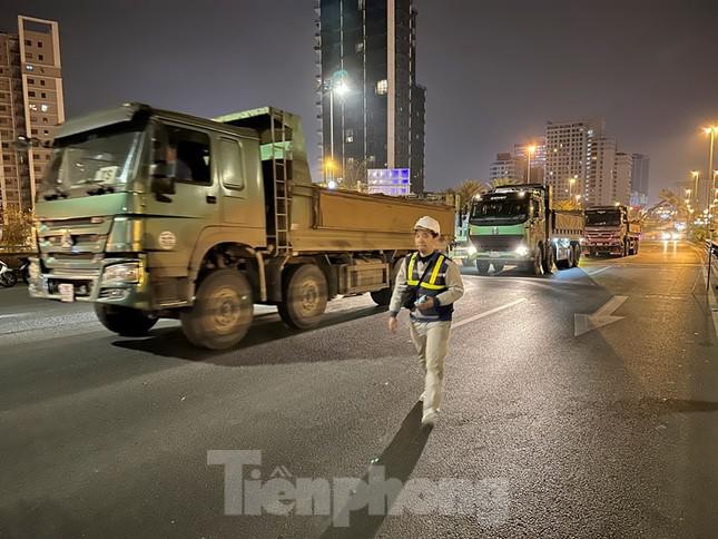 Ngoài thân xe, trên thùng mỗi xe tải còn đổ đầy cát để tăng thêm trọng lượng. Mỗi xe tham gia kiểm định cầu Nhật Tân những ngày qua có trọng tải nặng từ 25 đến 30 tấn/xe.