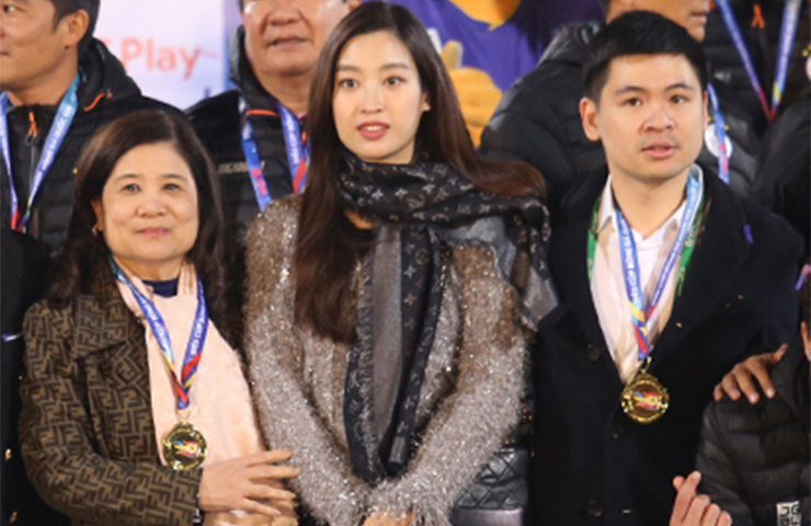 Mẹ chồng Đỗ Mỹ Linh tên là Thanh Hòa. Bà là vợ của bầu Hiển - cựu Chủ tịch CLB bóng đá Hà Nội.
