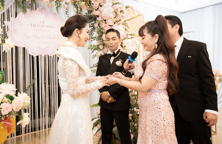 Khánh Thi tiết lộ mẹ chồng muốn cô và Phan Hiển giải nghệ để về nối nghiệp làm chủ công ty.
