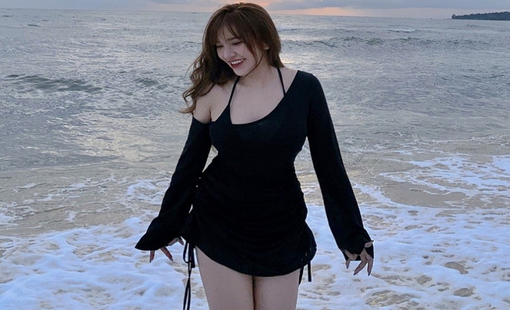 Hot girl quê Đồng Nai khoe: "Được người yêu chụp hình nên cười không thấy mặt trời".
