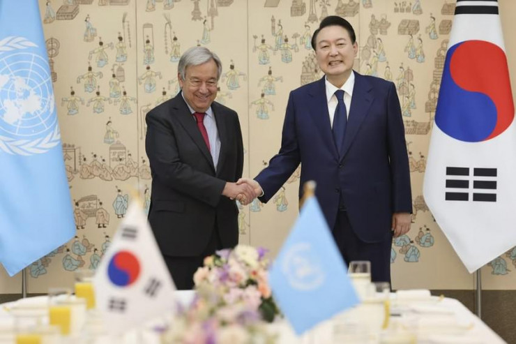 Tổng Thư ký LHQ Antonio Guterres (trái) và Tổng thống Hàn Quốc Yoon Suk-yeol. Ảnh: YONHAP