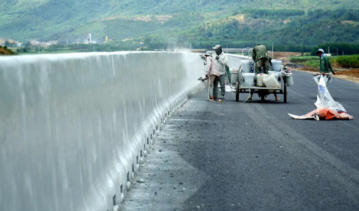 Theo ông Nguyễn Văn Huy, Giám đốc Công ty TNHH Đầu tư đường cao tốc Nha Trang - Cam Lâm (thuộc Tập đoàn Sơn Hải), hiện giá trị sản lượng thực hiện đã đạt khoảng 70%. Trên công trường đang có 1.000 kỹ sư, công nhân chia làm ba ca đẩy nhanh tiến độ để hoàn thành dự án.