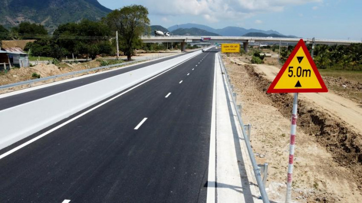 Cao tốc Nha Trang - Cam Lâm được trang bị hệ thống giao thông minh gồm camera giám sát, hệ thống phát hiện xe, hệ thống biển báo thông tin thay đổi... Cao tốc này cũng được trang bị hệ thống thông tin liên lạc truyền thông vô tuyến, điện thoại nội bộ, hệ thống điện thoại SOS.