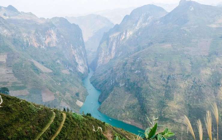 Không phải ngẫu nhiên mà mọi người lại ưu ái gọi hẻm Tu Sản là "đệ nhất hùng quan". Hẻm vực này sở hữu vách đá với chiều cao ấn tượng lên đến 700 - 800 m.