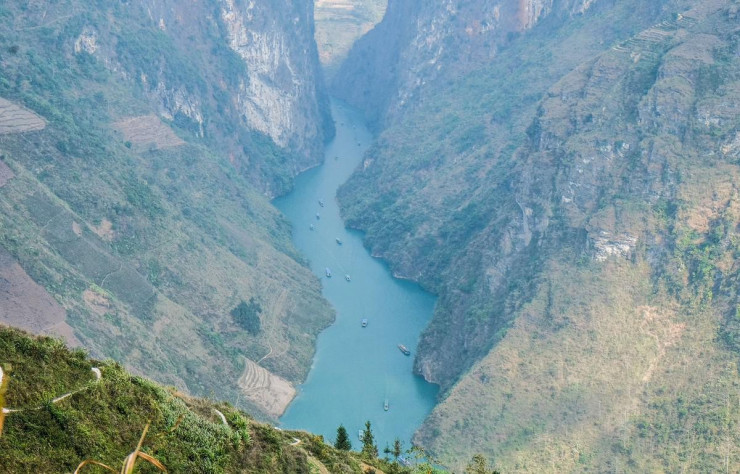 Hẻm Tu Sản có chiều dài 1,7 km cùng độ sâu gần 1.000 m, đồng thời là danh thắng kì vĩ độc nhất nơi cao nguyên đá Đồng Văn.