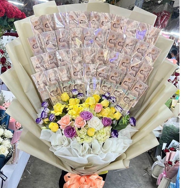 Bó hoa tiền mà cửa hàng hoa đã làm theo yêu cầu của Sunitra. Ảnh: Sao Mai Tong Rot.