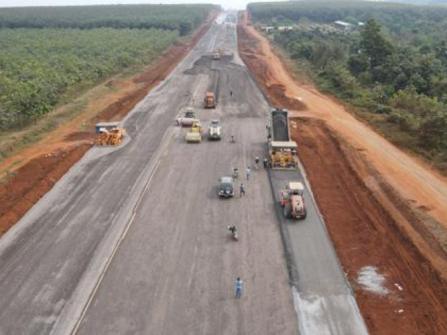 Hình ảnh bất ngờ ở tuyến cao tốc Phan Thiết - Dầu Giây ngày thông xe kỹ thuật