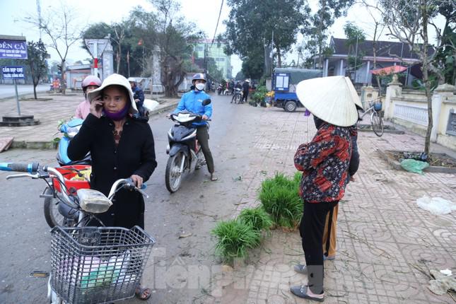 Người bán bày ‘hàng’ trên vỉa hè, người dân qua lại, ai có nhu cầu thì ghé vào lựa chọn giống lúa, ‘thuận mua vừa bán’, nói cười vui vẻ và chúc nhau một vụ mùa bội thu.