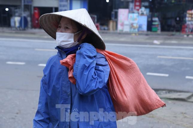 Bà Sâm vui mừng mua được 7 bó mạ với giá 70.000 đồng. Bà cho biết: “Ruộng nhà tôi bị ốc bươu vàng cắn ngang gốc khiến ruộng lúa mất nhiều nên phải đi chợ phiên này mua lúa non về để dặm. Tính ra tôi đã mua đến 700.000 đồng tiền mạ để về dặm những phần bị ốc bươu vàng phá”.