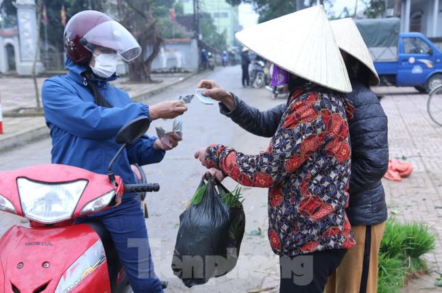 Người mua vài ba bó, có người mua cả bì mới đủ để dặm ruộng. Ngay khi hoàn tất việc mua bán, lúa sẽ nhanh chóng được đưa ra ruộng để dặm kịp trong buổi.