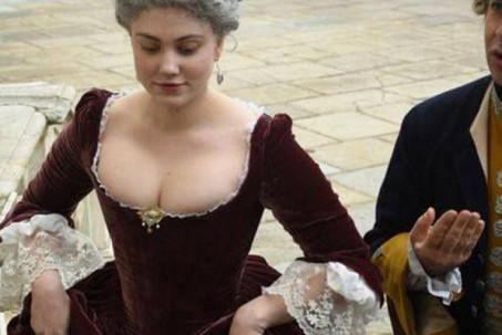 Người đẹp châu Âu phô vẻ phồn thực nhờ áo ngực "tra tấn" bằng thép