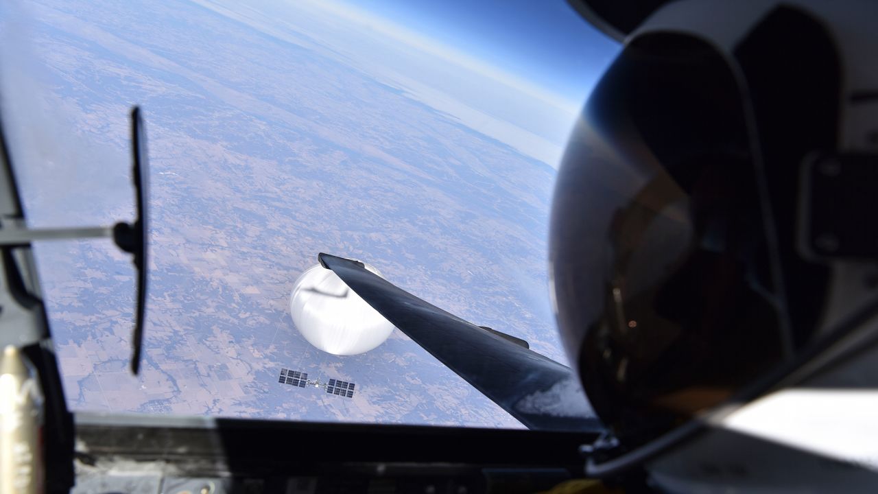 Phi công Mỹ chụp ảnh selfie bên trong khoang lái máy bay trinh sát U-2, phía bên ngoài là khí cầu Trung Quốc.