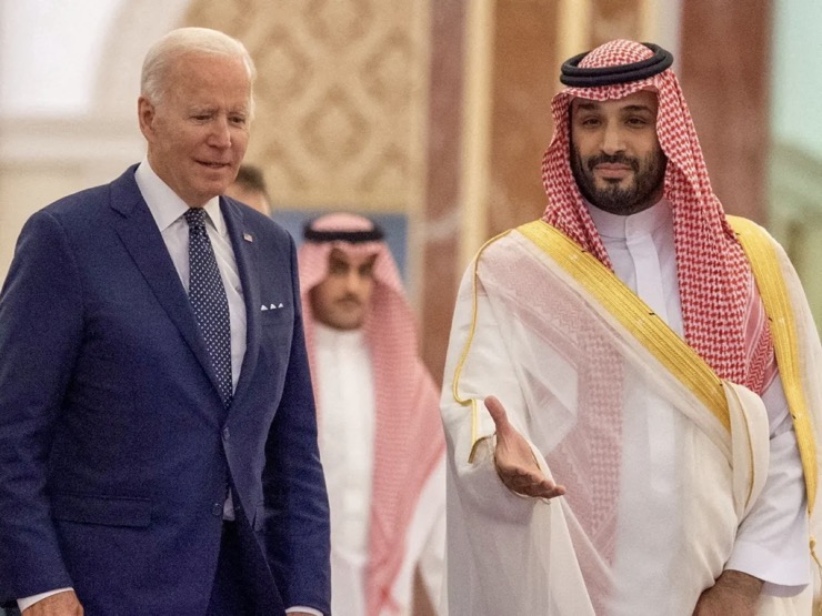 Tổng thống Mỹ Joe Biden (trái) gặp thái tử Ả Rập Saudi Mohammed bin Salman vào năm ngoái.